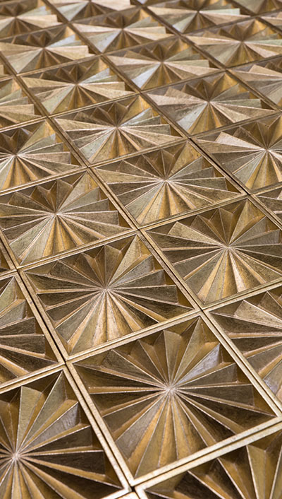 Mosaico artesanal em talha dourada